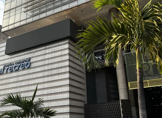 Fachada sur del centro comercial El Recreo