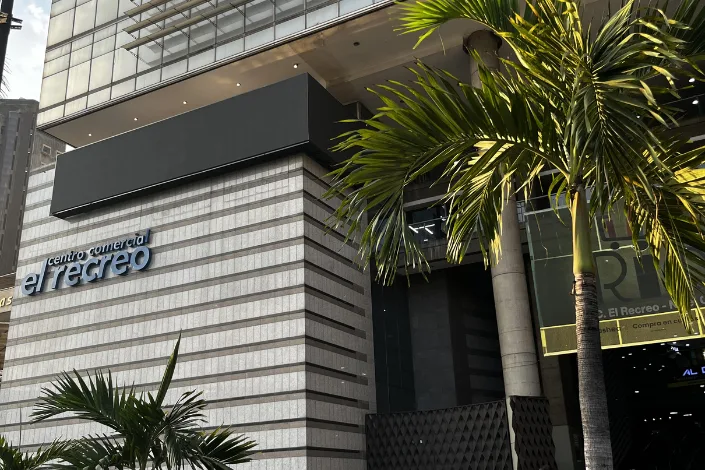 Fachada sur del centro comercial El Recreo