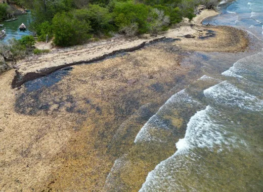 Derrame de petróleo en Paria perjudica a 500 pescadores de 13 comunidades