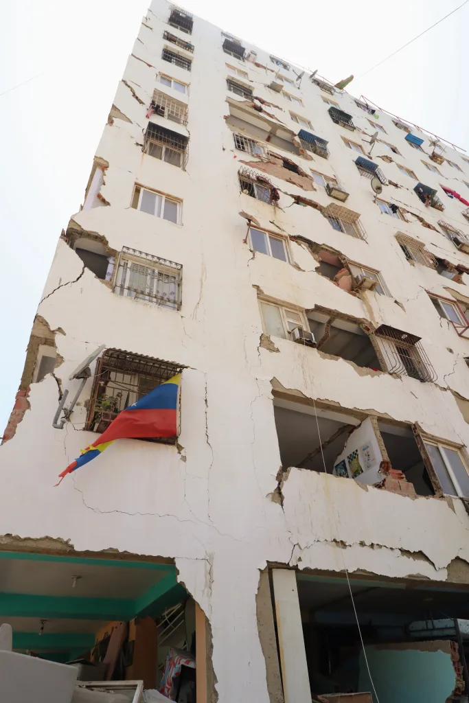 Colapsaron dos urbanismos de Misión Vivienda en Playa Grande (fotos)