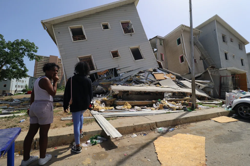 Colapsaron dos urbanismos de Misión Vivienda en Playa Grande (fotos)