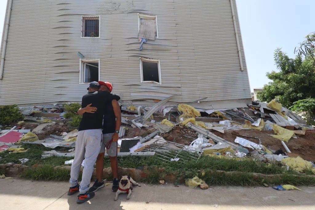 Colapsaron dos urbanismos de Misión Vivienda en Playa Grande (fotos)