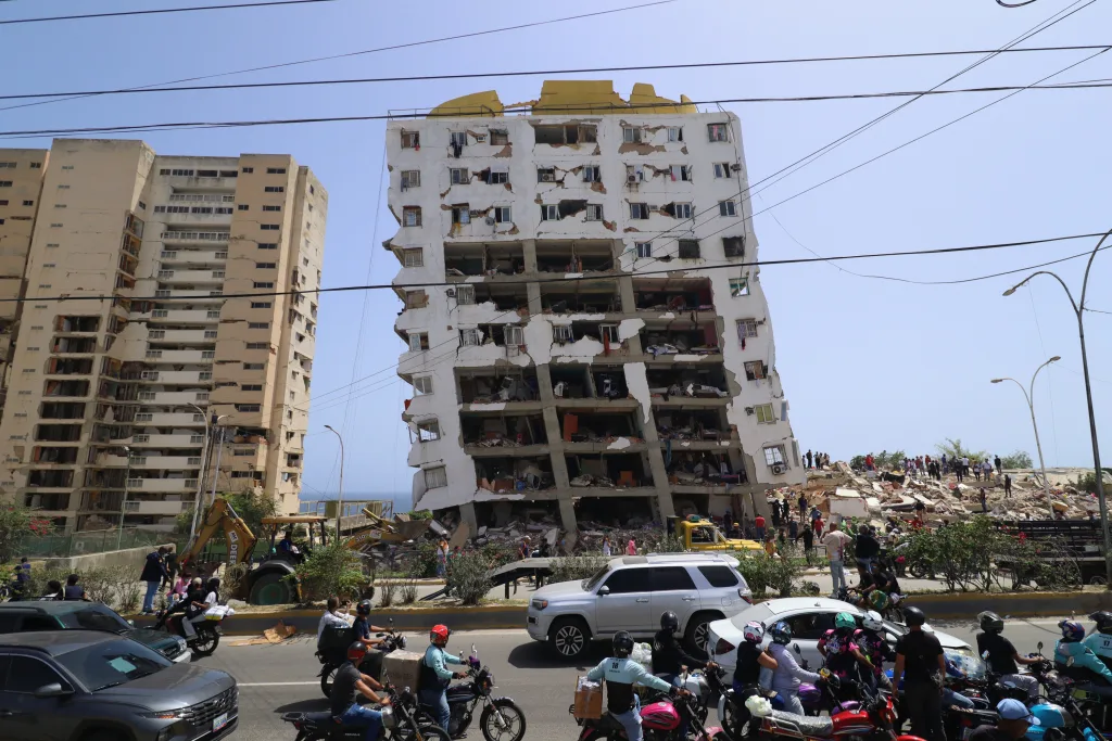 Colapsaron dos urbanismos de Misión Vivienda en Playa Grande (fotos)