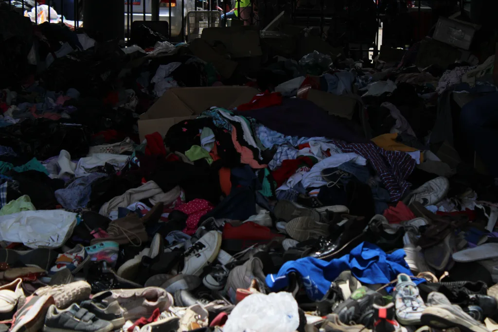 En toda la entrada del parque se puede apreciar ropa y zapatos amontonados