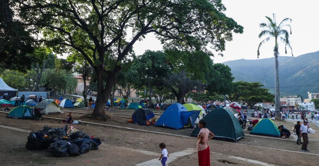 “En situaciones de emergencia, la prioridad epidemiológica es cortar las vías de transmisión de patógenos. Cuando el agua es escasa y convivimos estrechamente con otras familias, la disciplina en el manejo de lo que consumimos y cómo desechamos los residuos es lo que contiene un brote”