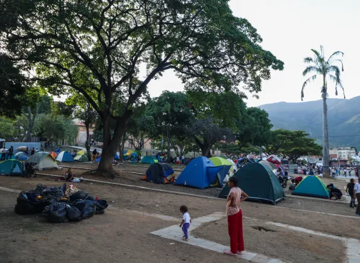 “En situaciones de emergencia, la prioridad epidemiológica es cortar las vías de transmisión de patógenos. Cuando el agua es escasa y convivimos estrechamente con otras familias, la disciplina en el manejo de lo que consumimos y cómo desechamos los residuos es lo que contiene un brote”