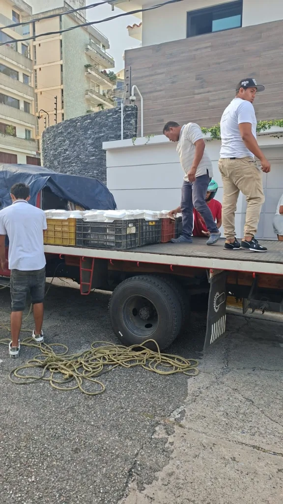 Los chefs Ángel Lozada y José Militello cocinan juntos para rescatistas y damnificados