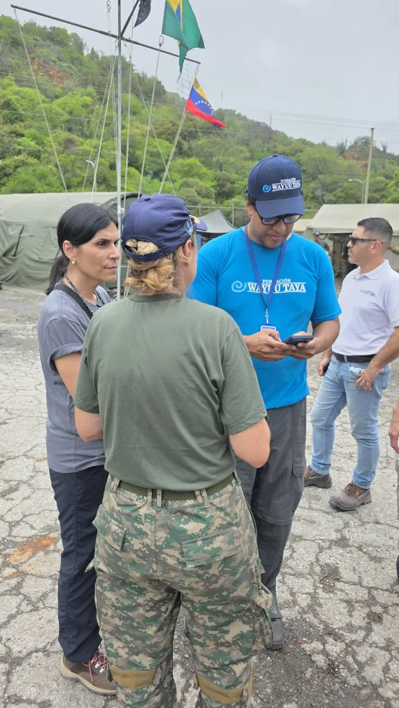 La Fundación Wayuu Taya lidera un ecosistema de cooperación internacional en La Guaira, y distribuye agua potable, alimentos y suministros médicos críticos, para ayudar a millares de personas desplazadas por el colapso de infraestructuras vitales.