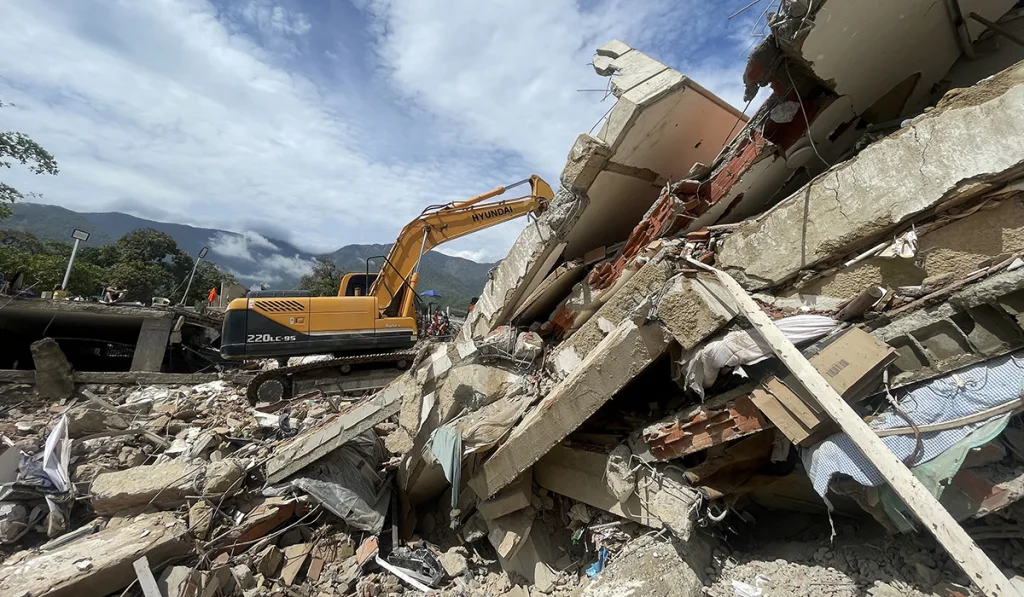 En este mes transcurrido entre el 3 de julio y el 3 de agosto, los venezolanos se enfocaron en superar el desastre causado por los dos terremotos del 24 de junio, en seguir buscando sobrevivientes, recuperando cuerpos y trazando lo que será la necesaria reconstrucción.
