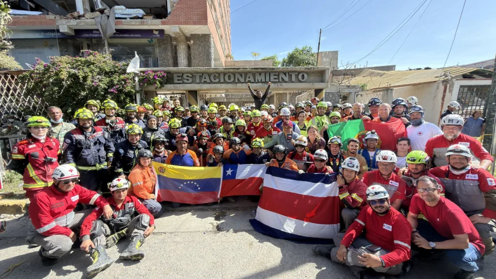 Grupo de rescatistas de Hernán Gil. Foto cortesía Cruz Roja Venezolana