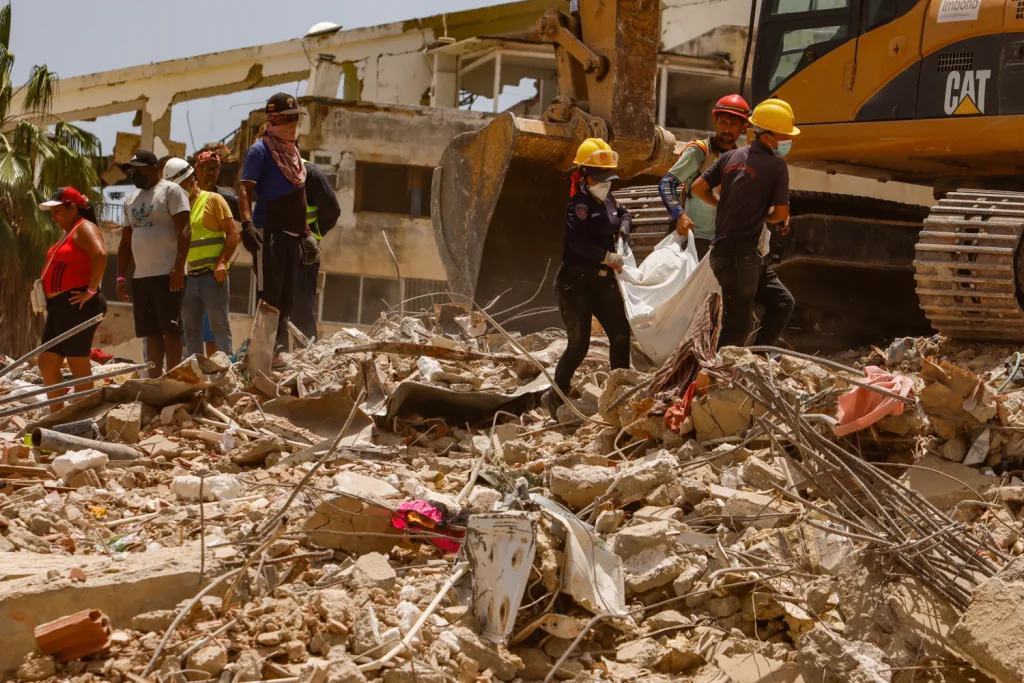 Cifra de fallecidos aumenta a 4.829 a raíz del terremoto