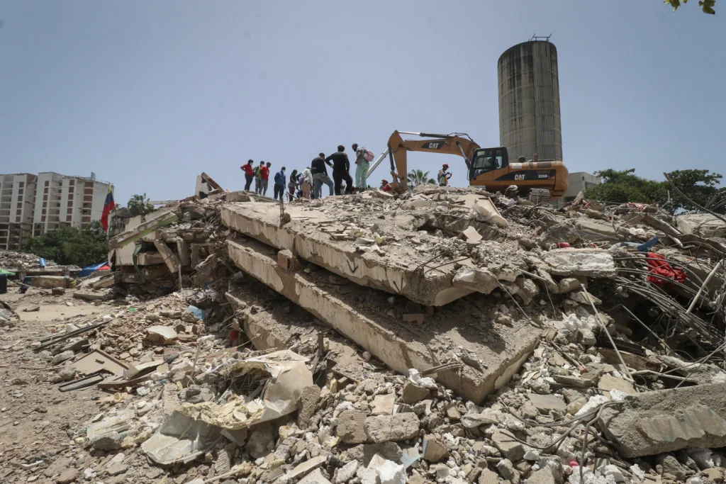 Tras la firma de un contrato entre el gobierno interino de Delcy Rodríguez y la empresa estadounidense Miyamoto International, se acordó la remoción de tres millones de toneladas métricas de escombros generadas por el doble terremoto del 24 de junio.