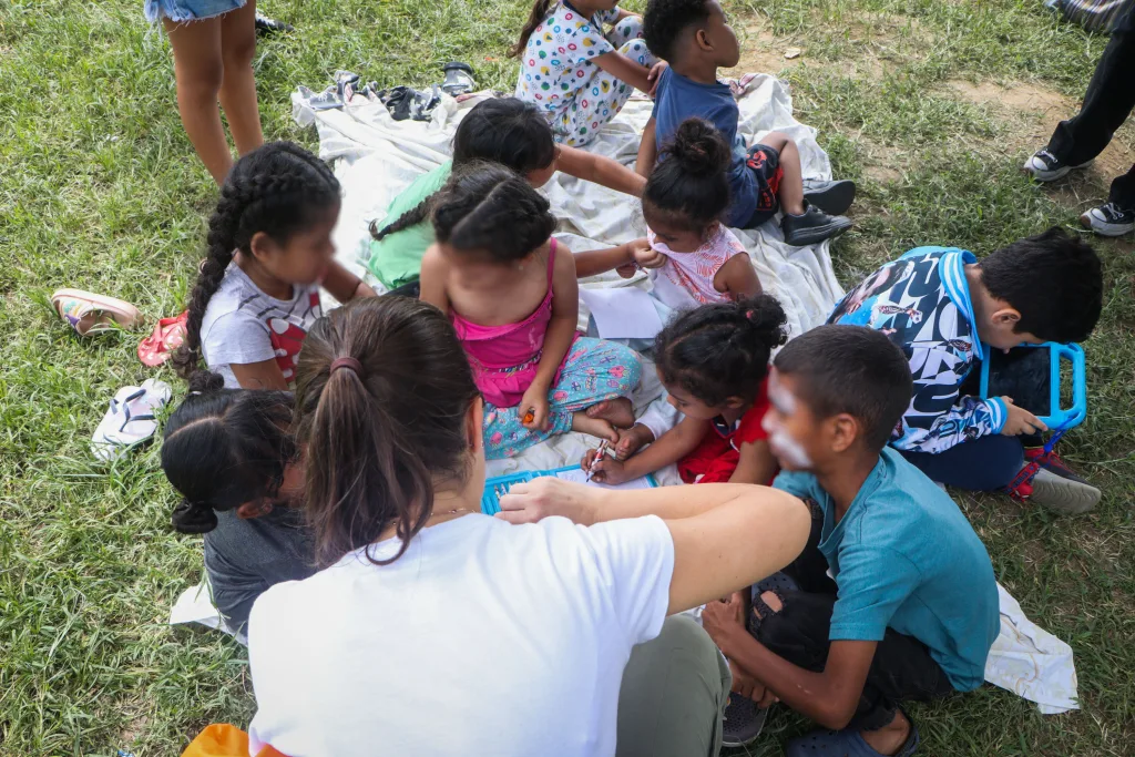 Venezuela se prepara para celebrar el Día del Niño en medio de una emergencia humanitaria que demorará mucho tiempo en ceder. Según cifras de Unicef, más de 680.000 niños y niñas necesitan asistencia humanitaria en las zonas afectadas por el doble terremoto. A tres semanas de la tragedia, miles de familias continúan en refugios temporales.