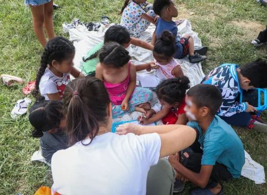 14 de septiembre Venezuela se prepara para celebrar el Día del Niño en medio de una emergencia humanitaria que demorará mucho tiempo en ceder. Según cifras de Unicef, más de 680.000 niños y niñas necesitan asistencia humanitaria en las zonas afectadas por el doble terremoto. A tres semanas de la tragedia, miles de familias continúan en refugios temporales.