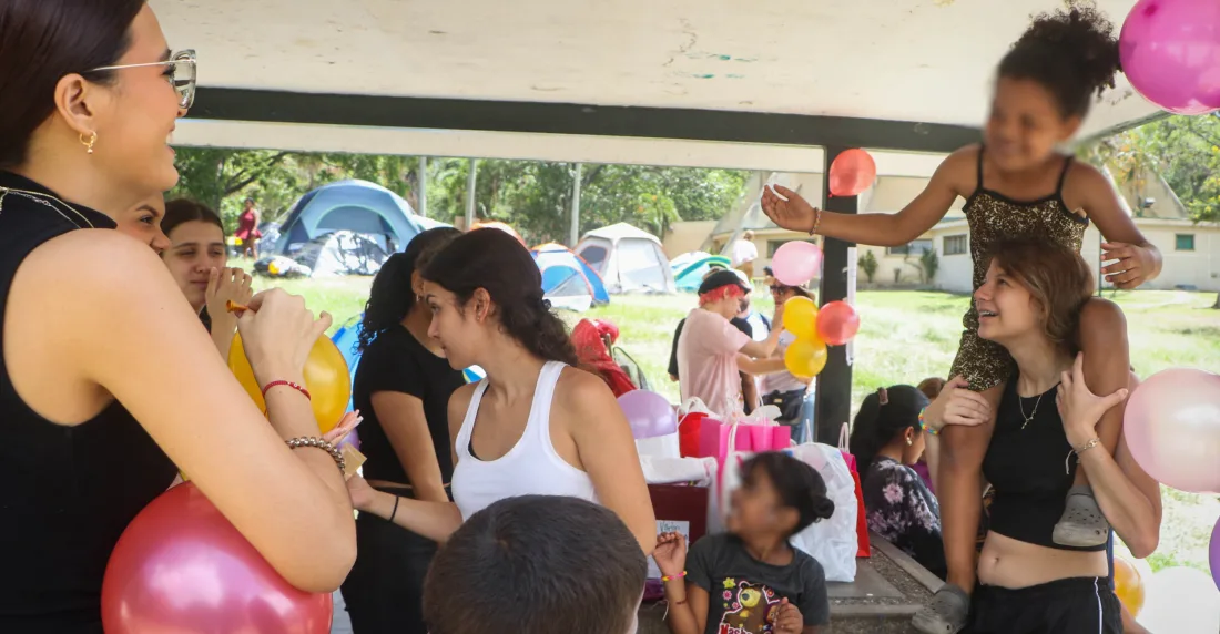 Ante la emergencia generada por los terremotos del 24 de junio pasado, Bancaribe activó en sus canales electrónicos una opción para facilitar las donaciones destinadas a Cáritas Venezuela, organización con amplia experiencia en la atención de emergencias, asistencia humanitaria y acompañamiento a las comunidades afectadas durante el tiempo que sea necesario. Al entrar en Conexión Digital, vía web o App, los clientes de Bancaribe verán la opción de Donar. Al hacer clic, les presentará la pantalla de transferencia precargada con los datos de la institución, donde podrán colocar el monto del donativo de manera rápida y sencilla. Como apoyo adicional a la población afectada, Bancaribe igualará el monto de las donaciones realizadas en la cuenta de Cáritas Venezuela. Atención y apoyo desde el inicio de la emergencia Desde el inicio de esta compleja situación, Bancaribe ha mantenido activos sus protocolos de atención y apoyo, con esfuerzos dirigidos tanto a sus empleados y familiares como a las comunidades afectadas. Como parte de las acciones para contribuir con la atención de la emergencia, desde el pasado 26 de junio el Banco activó un centro de acopio en su sede principal de El Rosal para la recepción de insumos y ayudas. La alta demanda de ayuda humanitaria llevó a ampliar el alcance de la iniciativa, transformando este espacio en un centro de distribución y, sobre todo, en un centro de solidaridad para atender también a trabajadores, familiares, rescatistas y personas afectadas que permanecen en refugios, carpas o espacios temporales. “La magnitud de esta emergencia nos interpela a todos. Desde Bancaribe hemos estado presentes desde el primer momento, desplegando acciones para apoyar a nuestros empleados y a las comunidades afectadas. Hoy queremos ampliar ese alcance facilitando la solidaridad de nuestros clientes, aliados y de toda la sociedad a través de Cáritas Venezuela, una institución con la experiencia, el compromiso y la capacidad necesaria para acompañar a las personas durante todo el proceso de recuperación. Sabemos que las necesidades se extenderán más allá de la coyuntura inmediata y queremos contribuir para que la ayuda se mantenga durante el tiempo que sea necesario”, expresó el presidente ejecutivo de Bancaribe, Martín Pérez De Benedetto.