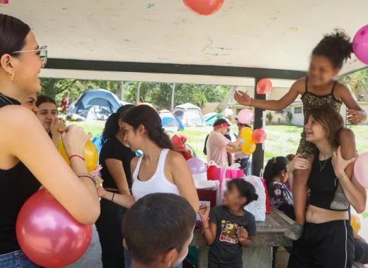 Ante la emergencia generada por los terremotos del 24 de junio pasado, Bancaribe activó en sus canales electrónicos una opción para facilitar las donaciones destinadas a Cáritas Venezuela, organización con amplia experiencia en la atención de emergencias, asistencia humanitaria y acompañamiento a las comunidades afectadas durante el tiempo que sea necesario. Al entrar en Conexión Digital, vía web o App, los clientes de Bancaribe verán la opción de Donar. Al hacer clic, les presentará la pantalla de transferencia precargada con los datos de la institución, donde podrán colocar el monto del donativo de manera rápida y sencilla. Como apoyo adicional a la población afectada, Bancaribe igualará el monto de las donaciones realizadas en la cuenta de Cáritas Venezuela. Atención y apoyo desde el inicio de la emergencia Desde el inicio de esta compleja situación, Bancaribe ha mantenido activos sus protocolos de atención y apoyo, con esfuerzos dirigidos tanto a sus empleados y familiares como a las comunidades afectadas. Como parte de las acciones para contribuir con la atención de la emergencia, desde el pasado 26 de junio el Banco activó un centro de acopio en su sede principal de El Rosal para la recepción de insumos y ayudas. La alta demanda de ayuda humanitaria llevó a ampliar el alcance de la iniciativa, transformando este espacio en un centro de distribución y, sobre todo, en un centro de solidaridad para atender también a trabajadores, familiares, rescatistas y personas afectadas que permanecen en refugios, carpas o espacios temporales. “La magnitud de esta emergencia nos interpela a todos. Desde Bancaribe hemos estado presentes desde el primer momento, desplegando acciones para apoyar a nuestros empleados y a las comunidades afectadas. Hoy queremos ampliar ese alcance facilitando la solidaridad de nuestros clientes, aliados y de toda la sociedad a través de Cáritas Venezuela, una institución con la experiencia, el compromiso y la capacidad necesaria para acompañar a las personas durante todo el proceso de recuperación. Sabemos que las necesidades se extenderán más allá de la coyuntura inmediata y queremos contribuir para que la ayuda se mantenga durante el tiempo que sea necesario”, expresó el presidente ejecutivo de Bancaribe, Martín Pérez De Benedetto.