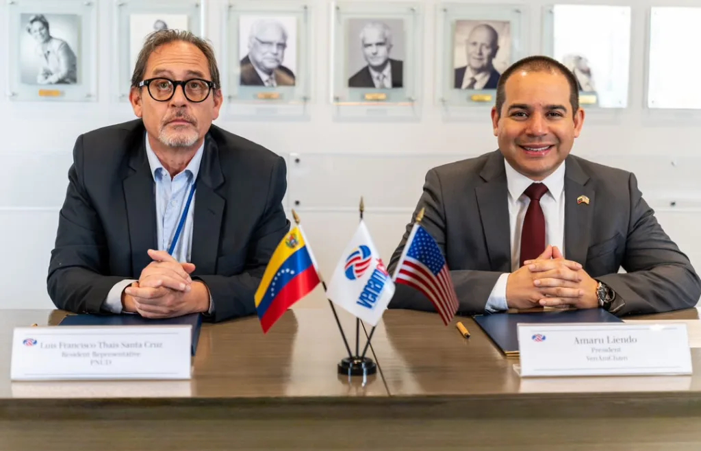 Luis Francisco Thais Santa Cruz , Representante Residente de PNUD en Venezuela, y Amaru Liendo, Presidente de VenAmCham