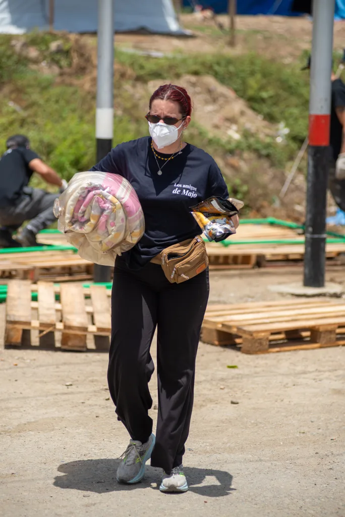 María José Barrios en La Guaira en la instalación de unas duchas de emergencia