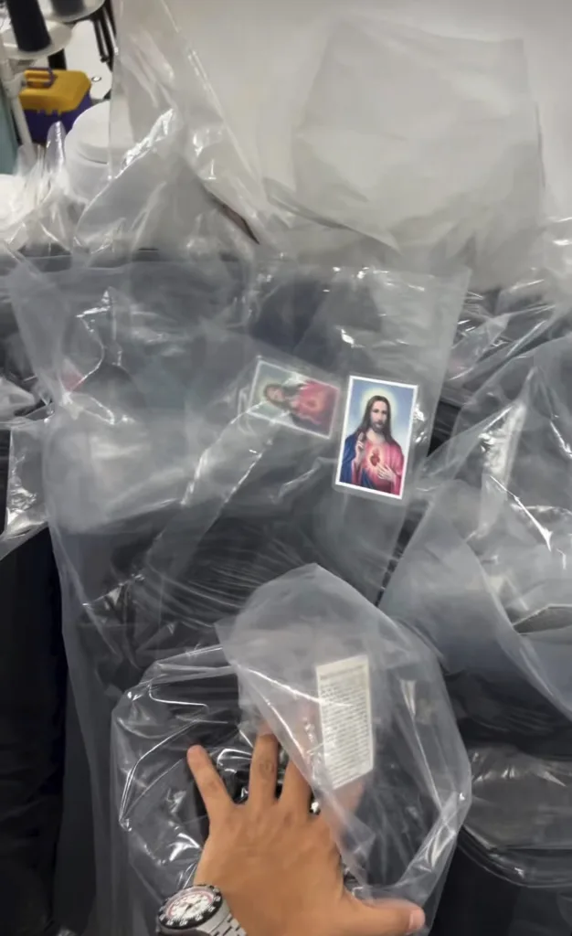 Lotes de bolsas mortuarias que distribuye Efraín Mogollon