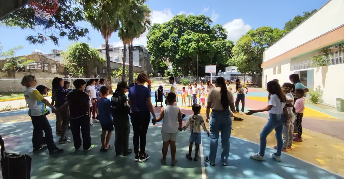 Misiones católicas acompañan a familias de los refugios de Caracas y La Guaira