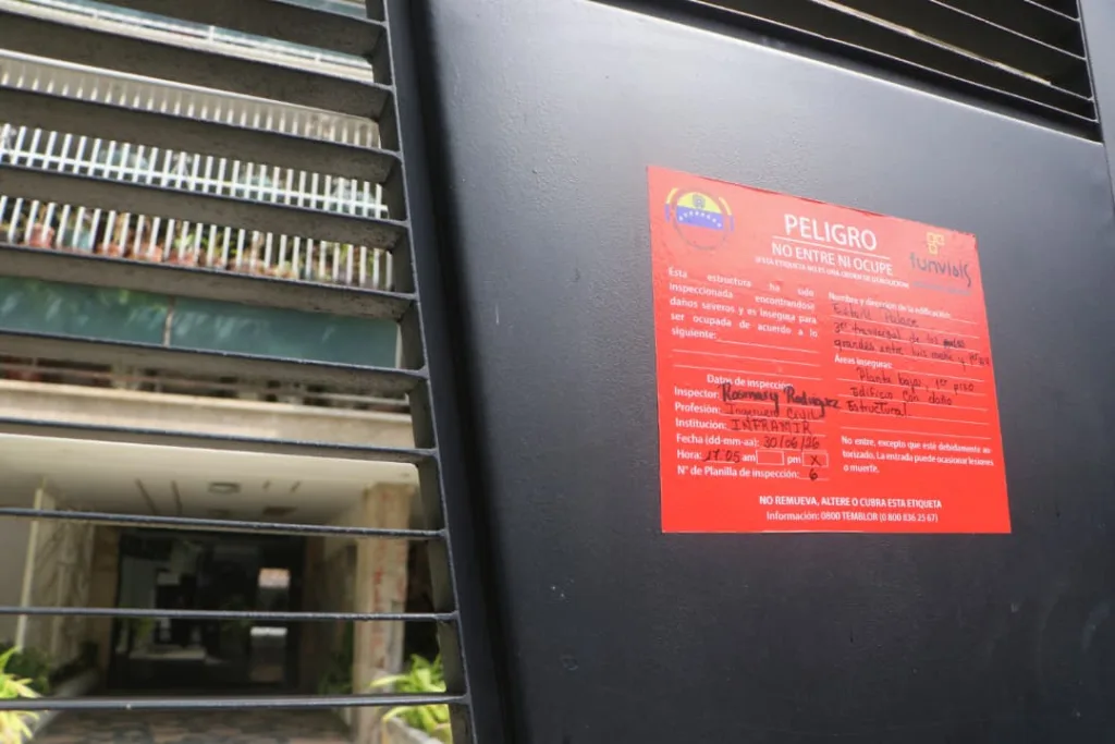 El alcalde de Chacao, Gustavo Duque, reveló la razón por la que se habría desplomado tan rápidamente el edificio Petunia I, ubicado en la Primera Transversal de Los Palos Grandes, durante el doble terremoto del 24 de junio de 2026.