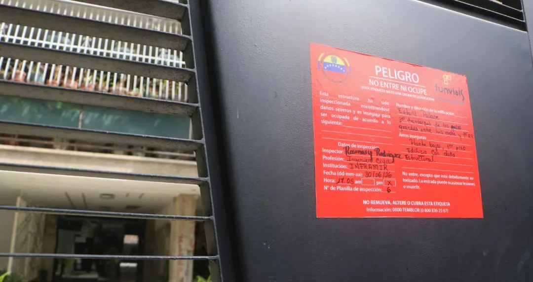 Colegio de ingeniero etiqueta roja El alcalde de Chacao, Gustavo Duque, reveló la razón por la que se habría desplomado tan rápidamente el edificio Petunia I, ubicado en la Primera Transversal de Los Palos Grandes, durante el doble terremoto del 24 de junio de 2026.