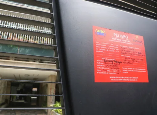 Colegio de ingeniero etiqueta roja El alcalde de Chacao, Gustavo Duque, reveló la razón por la que se habría desplomado tan rápidamente el edificio Petunia I, ubicado en la Primera Transversal de Los Palos Grandes, durante el doble terremoto del 24 de junio de 2026.