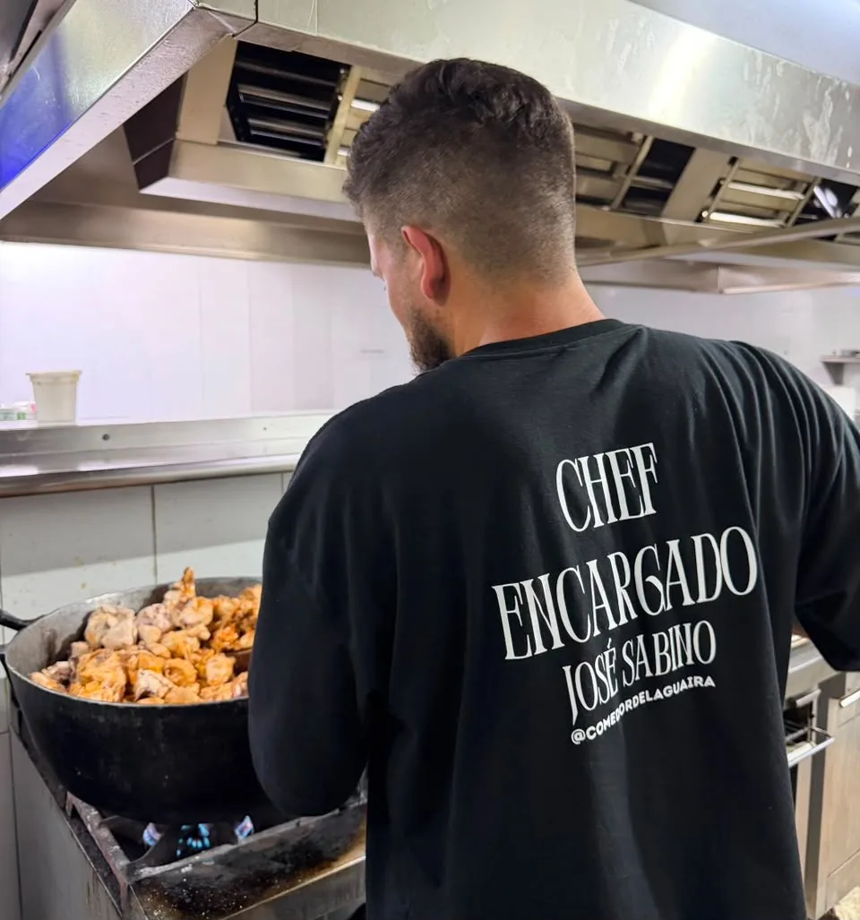 El chef encargado José Sabino participa en la elaboración de 5.000 comidas solidaria para afectados por el terremoto en La Guaira 