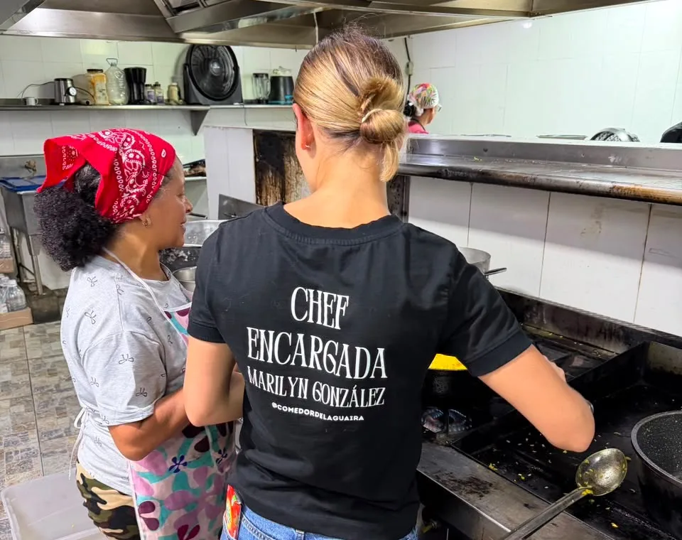 La chef Marilyn González lidera la preparación de alimentos en la cocina del Comedor de la Guaira junto al personal y voluntarios 