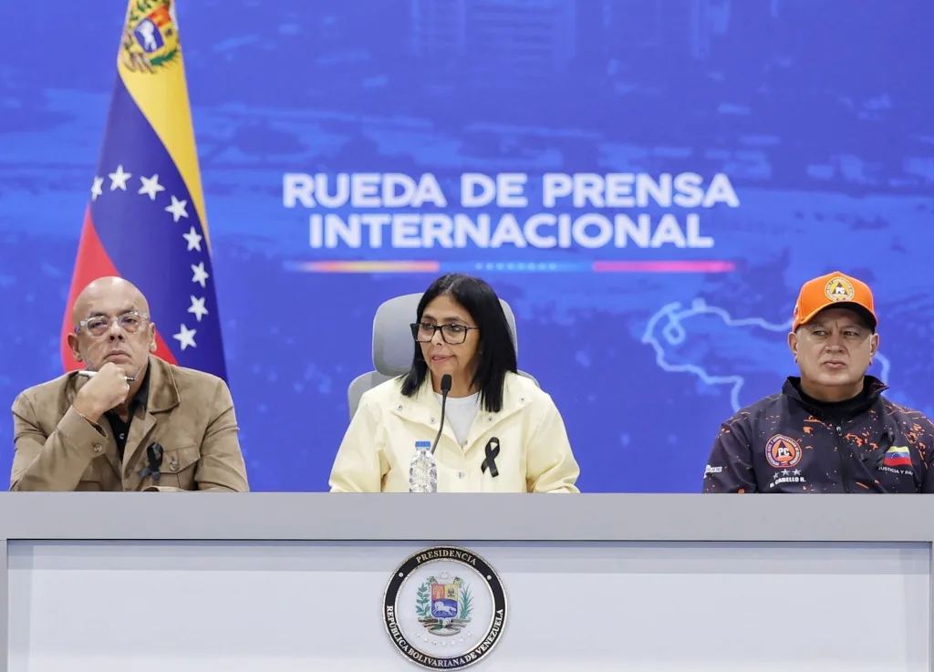 Delcy Rodríguez, las "matrices" y las preguntas incómodas: lo que dijo en la rueda de prensa