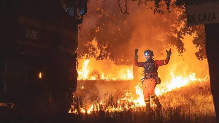 El incendio en Madrid ya está "fuera de la capacidad de extinción"