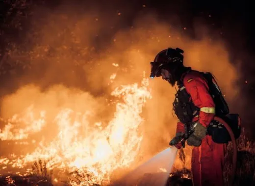 El incendio en Madrid ya está "fuera de la capacidad de extinción"