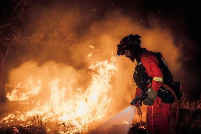 El incendio en Madrid ya está "fuera de la capacidad de extinción"