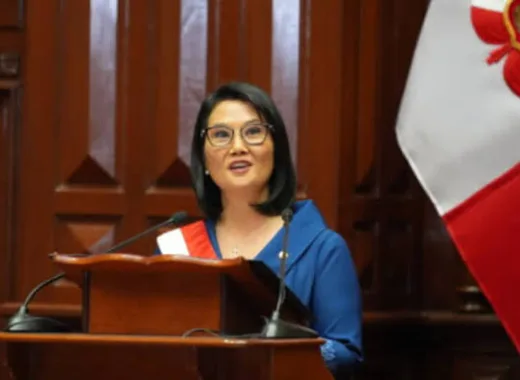 Keiko Fujimori finalmente se juramenta presidente de Perú