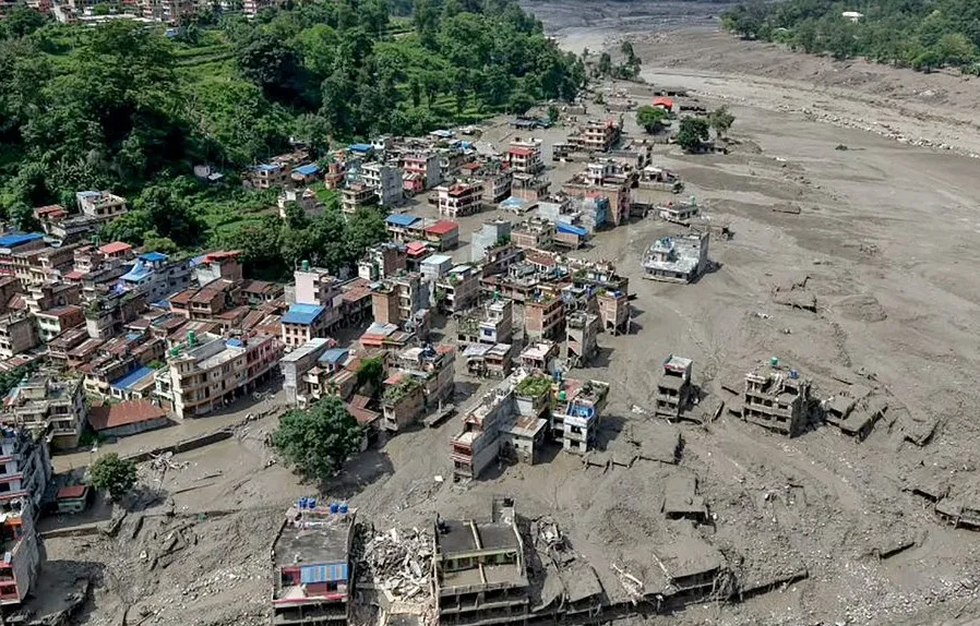 Enorme deslave sepulta a cientos de personas en Nepal
