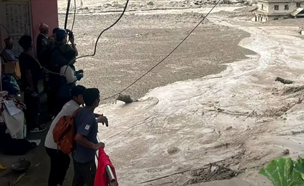 Enorme deslave sepulta a cientos de personas en Nepal