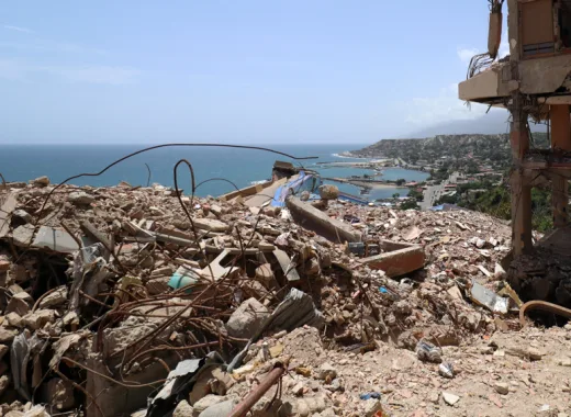 A 2 meses del terremoto: 6.400 muertos y aún hay cuerpos debajo de los escombros