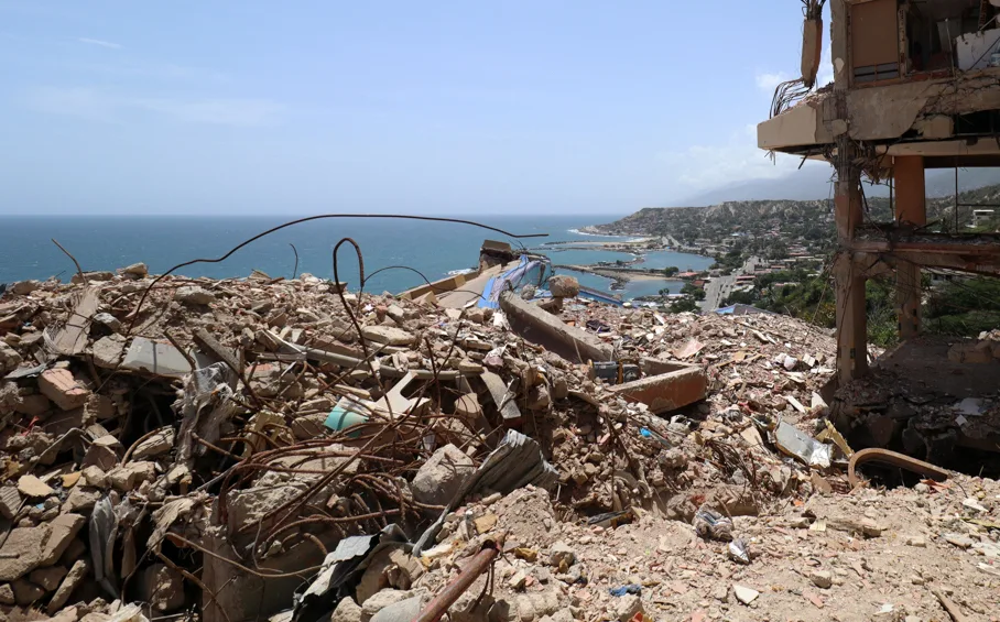A 2 meses del terremoto: 6.400 muertos y aún hay cuerpos debajo de los escombros