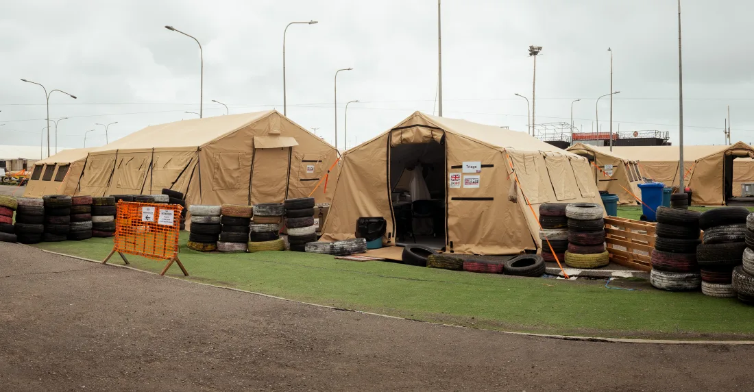 El hospital de campaña de Reino Unido finaliza su misión: estos fueron sus aportes Vista exterior del hospital de campaña desde el paso entre el área de triaje y las carpas clínicas principales.