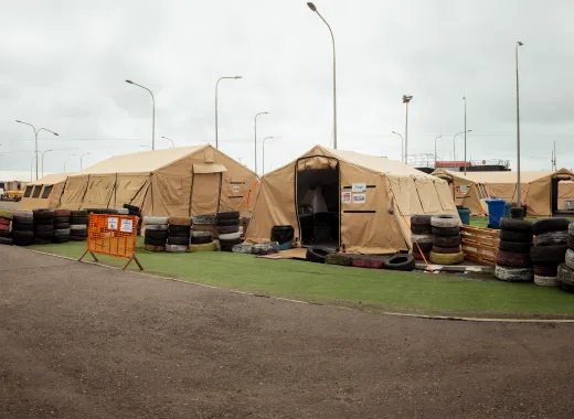 El hospital de campaña de Reino Unido finaliza su misión: estos fueron sus aportes Vista exterior del hospital de campaña desde el paso entre el área de triaje y las carpas clínicas principales.