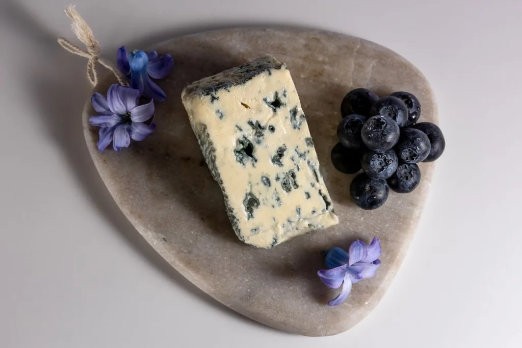 El gorgonzola es el queso azul más antiguo del mundo y se creó por error