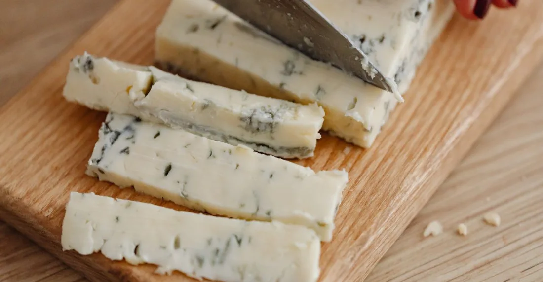 El gorgonzola es el queso azul más antiguo del mundo y se creó por error