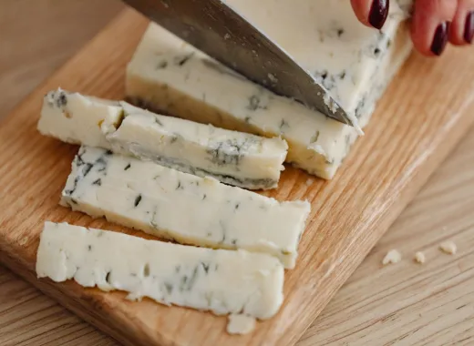 El gorgonzola es el queso azul más antiguo del mundo y se creó por error