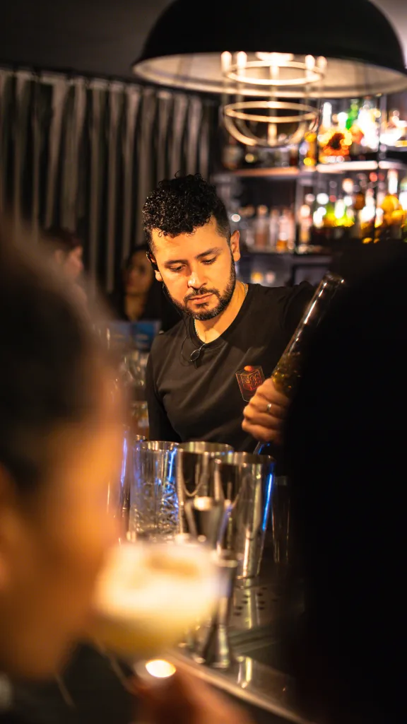 Edwin Lobo, mixólogo venezolano en Ecuador: "El bar también es cultura"