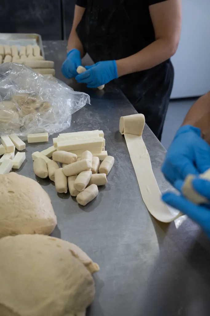 Con el respaldo de su trayectoria en el mercado venezolano, el chef King Sam Chang dio en mayo de 2025 un paso decisivo en su carrera: el lanzamiento de Tequed, su nueva marca de tequeños para el mercado estadounidense, disponible ya varias cadenas de supermercados del sur de la Florida.