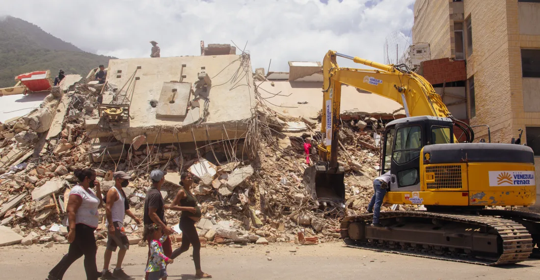 Estados Unidos ratifica: los muertos por los terremotos en Venezuela pueden ser 53.000 53.000 muertos • Modelos de población y densidad: Al no existir un censo nacional de población reciente y actualizado en Venezuela, el USGS utilizó herramientas como el modelo LandScan (desarrollado en el Laboratorio Nacional Oak Ridge) combinado con datos de las Naciones Unidas para proyectar y "envejecer" la demografía de las áreas afectadas. • Imágenes satelitales y daños estructurales: Integra datos del programa europeo Copernicus e imágenes que muestran el colapso de cientos de estructuras, incluyendo torres de viviendas públicas y edificios en zonas como La Guaira. • Probabilidad estadística: El número de 53,000 fallecidos representa la mediana del modelo, lo que significa que hay un 50 % de probabilidad de que la cifra real sea mayor y un 50 % de que sea menor, con un cálculo que sitúa en un 81 % la probabilidad de que las muertes superen las 10,000 (muy por encima de los balances oficiales del Estado).