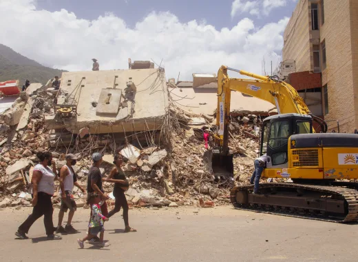 Estados Unidos ratifica: los muertos por los terremotos en Venezuela pueden ser 53.000 53.000 muertos • Modelos de población y densidad: Al no existir un censo nacional de población reciente y actualizado en Venezuela, el USGS utilizó herramientas como el modelo LandScan (desarrollado en el Laboratorio Nacional Oak Ridge) combinado con datos de las Naciones Unidas para proyectar y "envejecer" la demografía de las áreas afectadas. • Imágenes satelitales y daños estructurales: Integra datos del programa europeo Copernicus e imágenes que muestran el colapso de cientos de estructuras, incluyendo torres de viviendas públicas y edificios en zonas como La Guaira. • Probabilidad estadística: El número de 53,000 fallecidos representa la mediana del modelo, lo que significa que hay un 50 % de probabilidad de que la cifra real sea mayor y un 50 % de que sea menor, con un cálculo que sitúa en un 81 % la probabilidad de que las muertes superen las 10,000 (muy por encima de los balances oficiales del Estado).