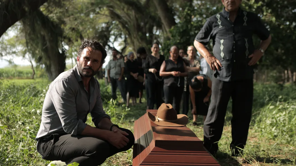 A pesar de no ser fanático del género, Juan Pablo Raba llega al set del Silbón por su amistad con el director Diego Velasco