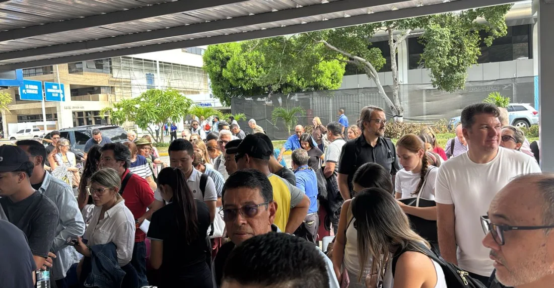 Aeropuerto de Maiquetía: pasajeros hacen largas filas este #1Sep (+ fotos)