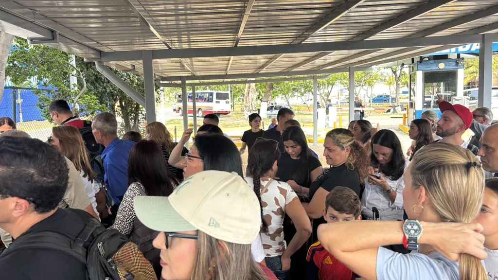 Aeropuerto de Maiquetía: pasajeros hacen largas filas este #1Sep (+ fotos)